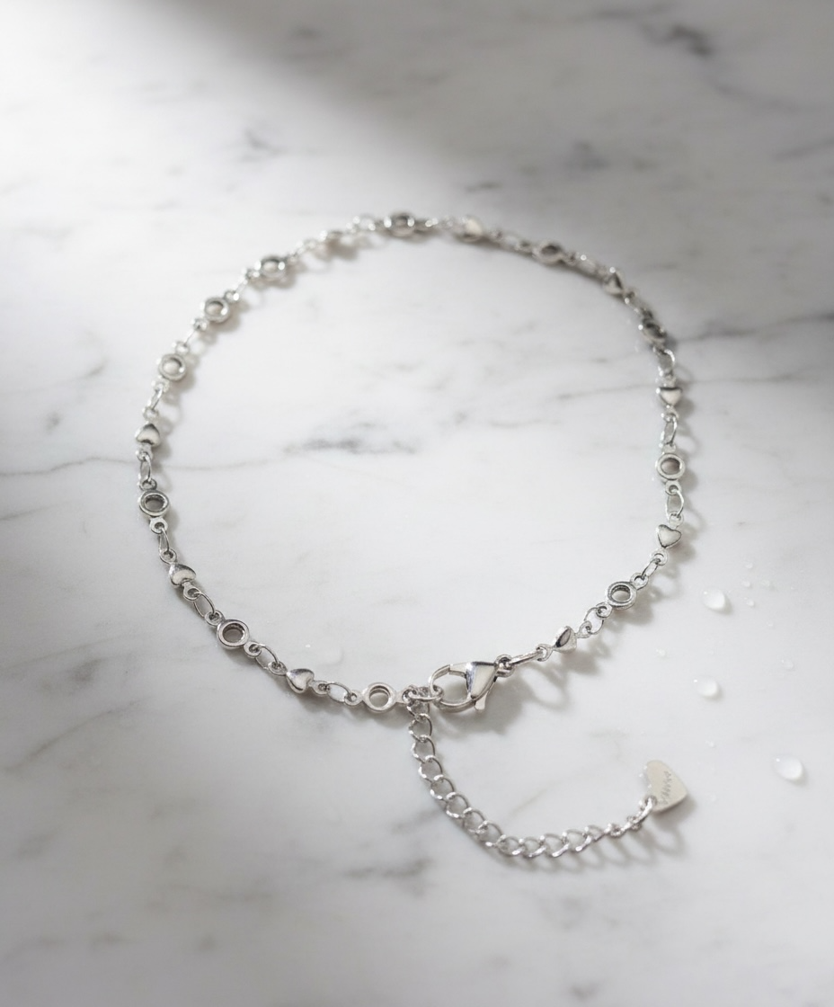 Le bracelet de cheville de Nia